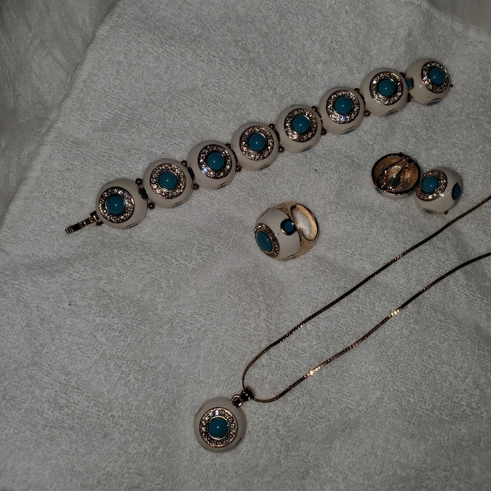 Jewelry Set - Picture 2 of 3